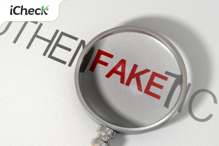 Ảnh minh họa: Hàng giả với chữ “FAKE” dưới kính lúp, thể hiện sự cần thiết của việc kiểm tra nguồn gốc sản phẩm 