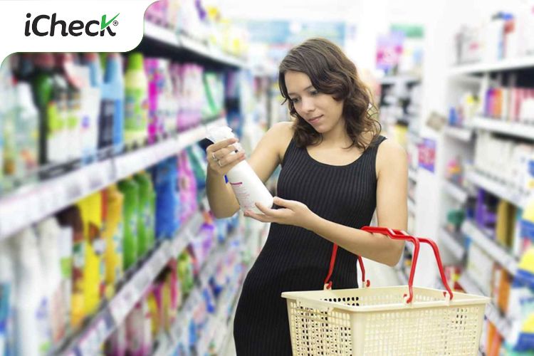 Người tiêu dùng đang kiểm tra sản phẩm trong siêu thị, thể hiện mối lo ngại về chất lượng và độ an toàn của hàng hóa