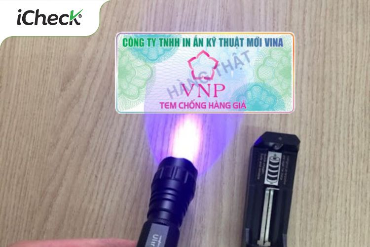Tem chống giả UV phát sáng dưới tia cực tím, giúp nhận diện nhanh chóng và khó sao chép