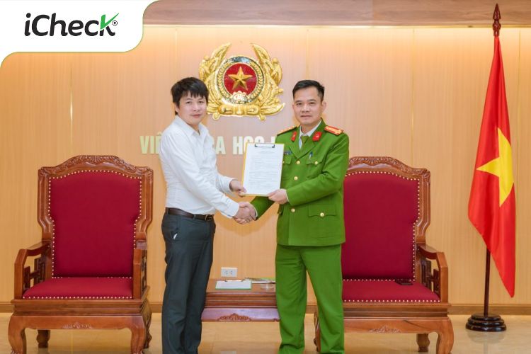 (Ông) Vũ Thế Tuấn (trái) và Đại tá Nguyễn Đỗ Hải Nam (phải) ký kết hợp tác, thúc đẩy triển khai in tem chống giả công nghệ cao