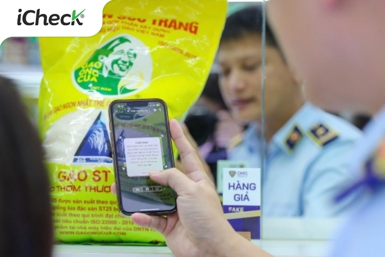 Ảnh chụp minh họa lực lượng chức năng đang quét mã QR chống giả trên bao bì gạo ST25