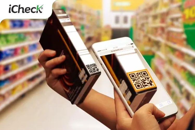 Người tiêu dùng đang quét mã QR xác thực thông tin sản phẩm