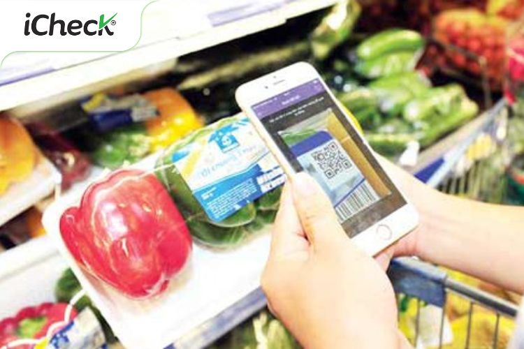 Quét mã QR trên tem chống giả giúp truy xuất nguồn gốc thực phẩm nhanh chóng, an toàn khi mua sắm